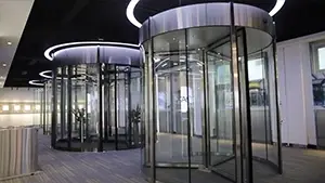 Автоматические револьверные двери с функцией аварийного складывания створок